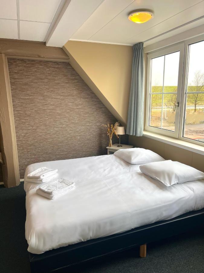Twin Room,1498678027:JPEG
